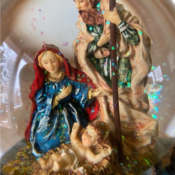 Snow globe musical HOLY FAMILY NATIVITY scene